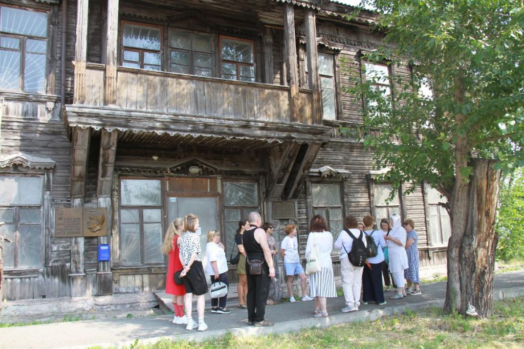 Экскурсия стартовала от дома №9 по улице Агломератчиков. Фото: Константин Бобылев, "Глобус"