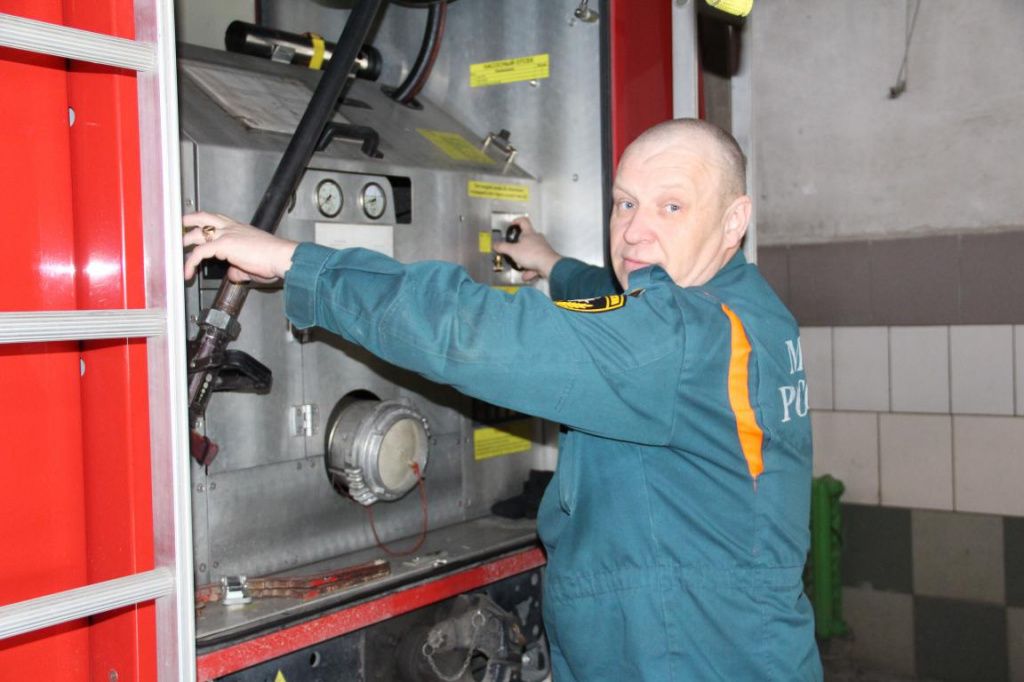 Водитель Сергей Калинин отметил, что немаловажно знать самый короткий путь к месту вызова. Фото: Анна Куприянова, "Глобус"