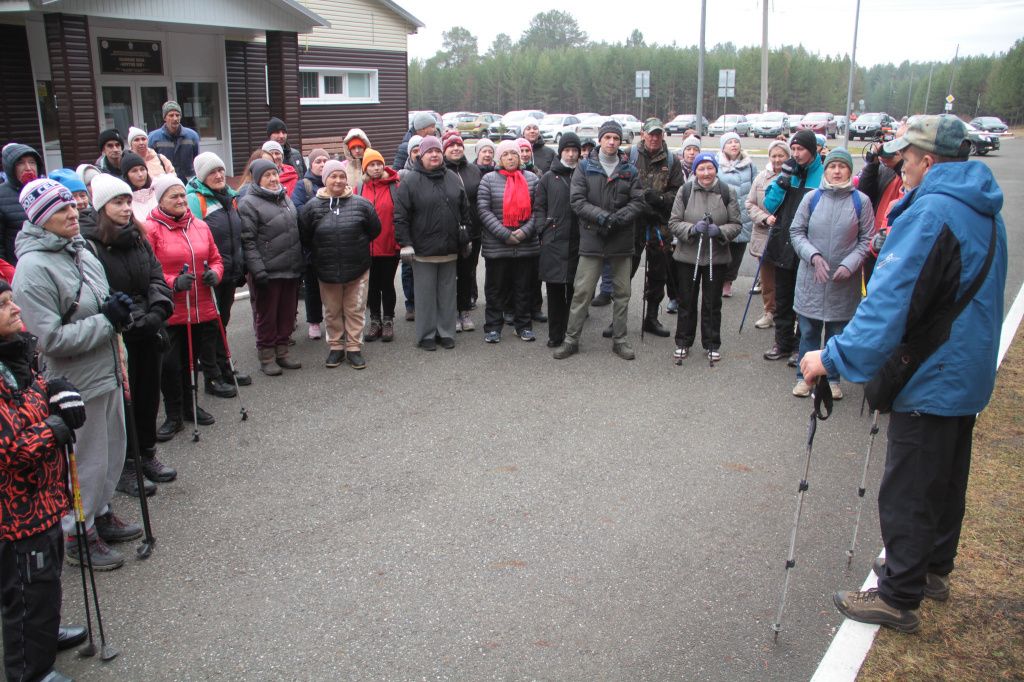 На стартовом инструктаже руководитель турклуба Андрей Беляев рассказал ,как парвильно использовать палки для скандинавской ходьбы. Фото: Константин Бобылев, "Глобус"