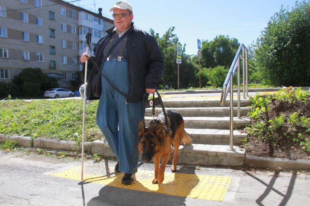 По поведению пса видно, что путь от дома до общества слепых он уже знает. Фото: Константин Бобылев, "Глобус"