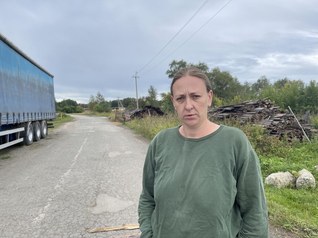 Ольга Габун считает, что на проблемы их поселка надо сейчас внимание обращать, а не когда отстроят микрорайон "Надеждинский". Фото: Анна Куприянова, "Глобус"