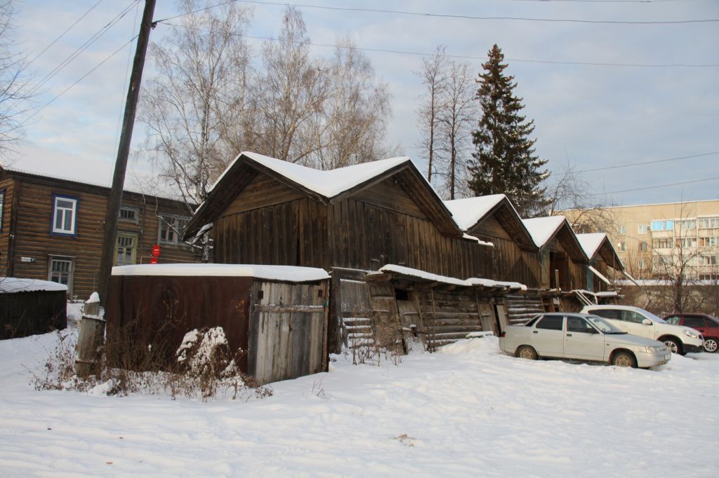 Сараи построили одновременно с домами. Фото: Константин Бобылев, "Глобус"