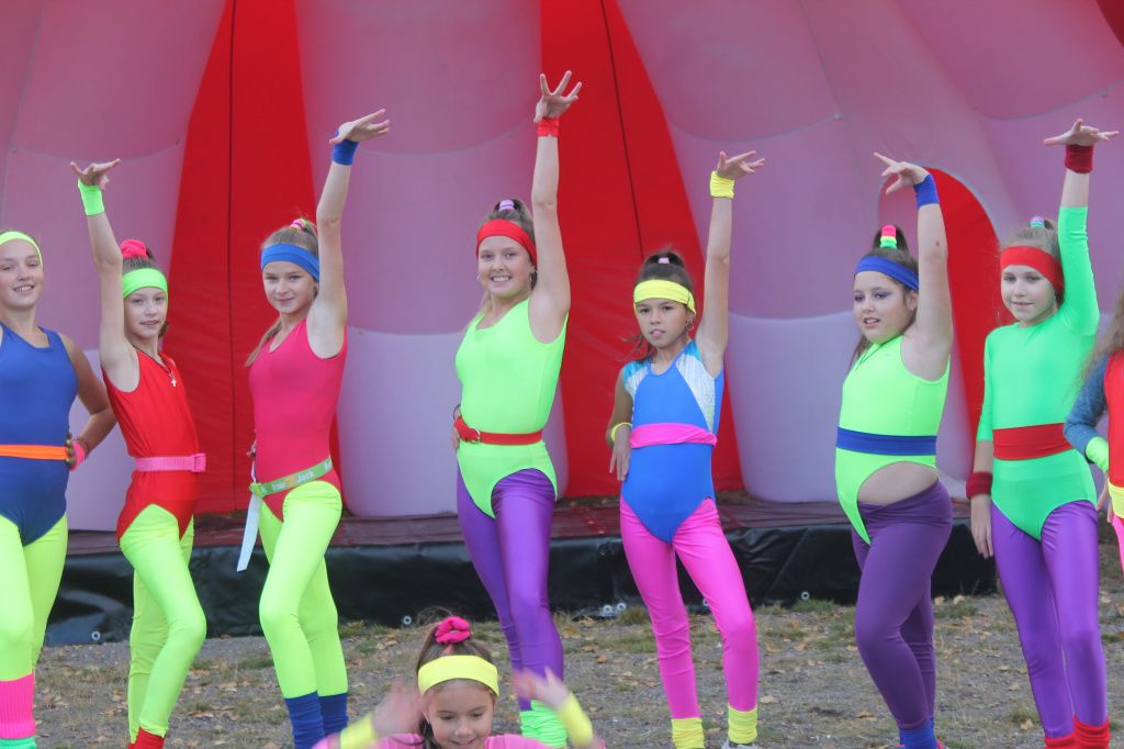 Поздравление в стиле 80-х от детской школы танцев Bubble Gum. Фото: Виктория Яковлева, "Глобус"