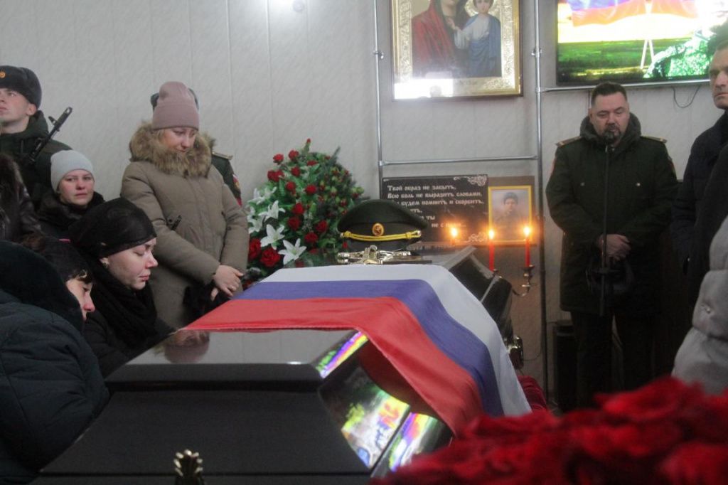 Слова соболезнования произнес военный комиссар Эдуард Вивтоненко. Фото: Константин Бобылев, "Глобус"