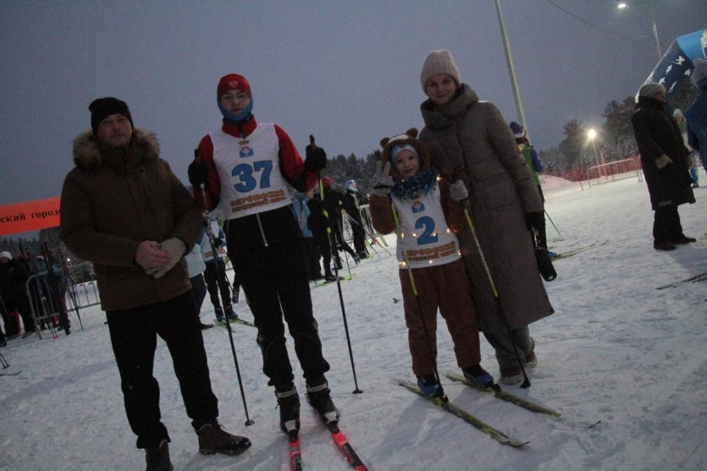 В семье Матузовых лыжами занимаются дети - братья Матвей и Алексей. Младий брат преодолел дистанцию в костюме медвежонка. Фото: Константин Бобылев, "Глобус"