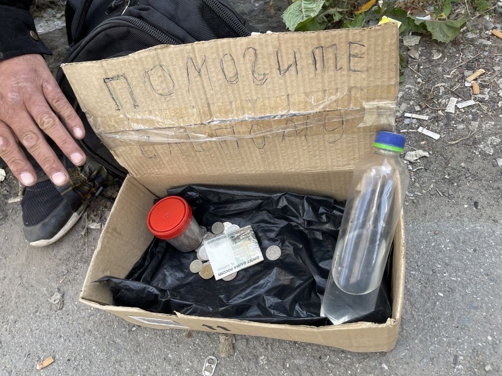 В коробку неравнодушные люди бросают монетки. Тут же стоит бутыль с водой. Фото: Анна Куприянова, "Глобус" В коробку неравнодушные люди бросают монетки. Тут же стоит бутыль с водой. Фото: Анна Куприянова, "Глобус"