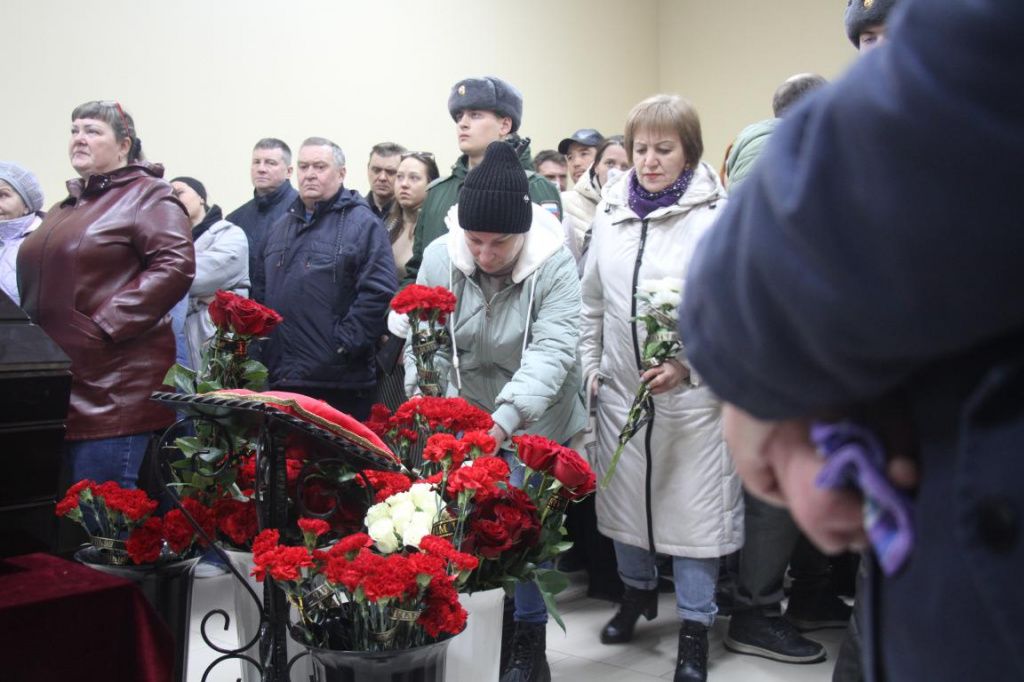Люди на протяжении 20 минут несли цветы в траурный зал. Фото: Константин Бобылев, "Глобус"