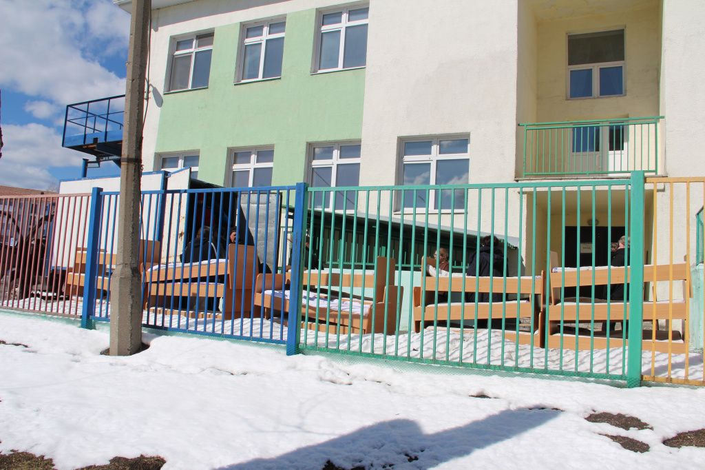 Скоро детские кровати уедут в другой детский сад. Фото: Анна Куприянова, "Глобус"