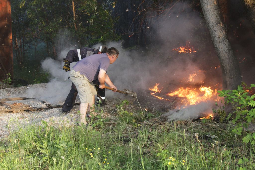 Люди взяли лопаты, и закидывали огонь шлаком. Фото: Константин Бобылев, "Глобус"