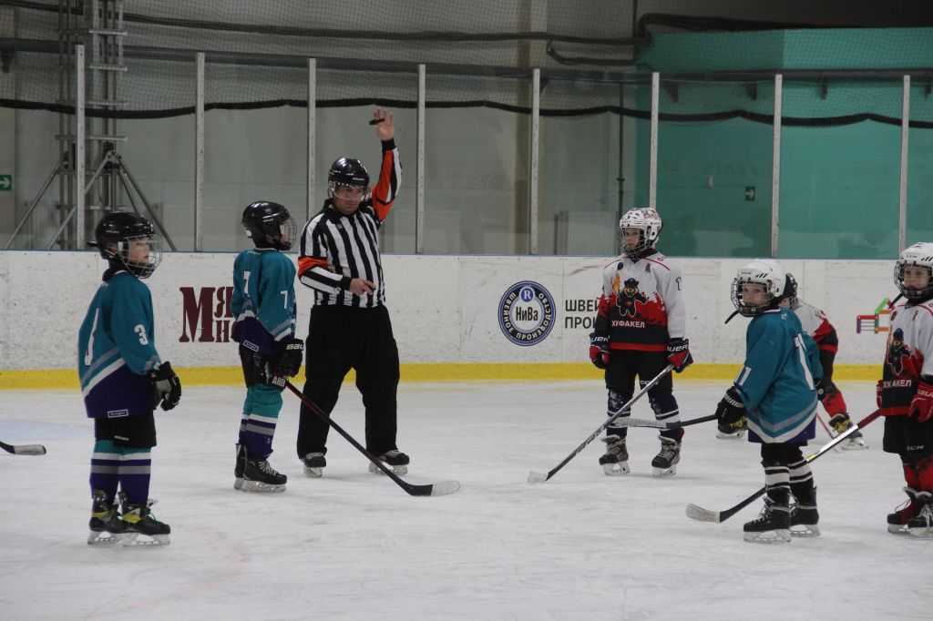 На второй половине корта играли краснотурьинцы и тагильчане. Фото: Анна Куприянова, "Глобус"