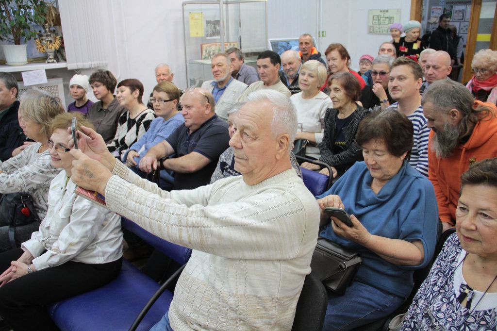 Участники встречи хором подпевали знакомые строки. Фото: Константин Бобылев, "Глобус"