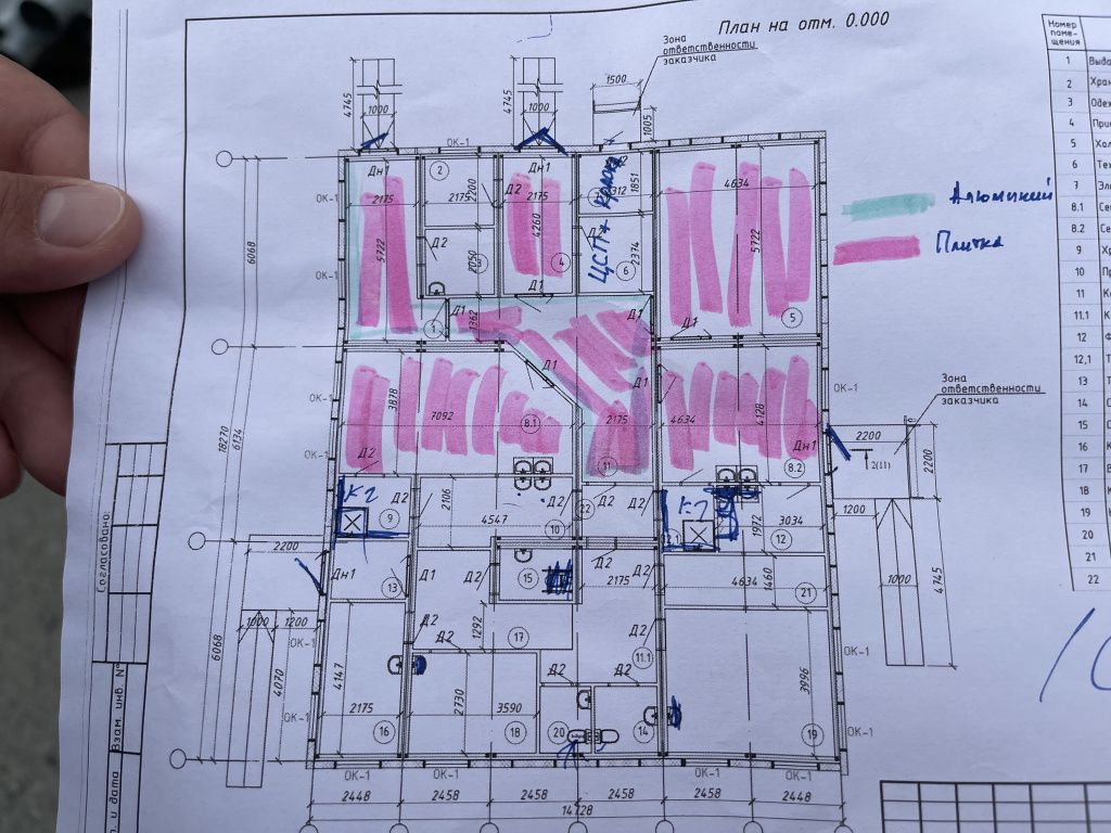На схеме указаны места расположения входных дверей. Помечено, где будет лежать кафель. Фото: Анна Куприянова, "Глобус"