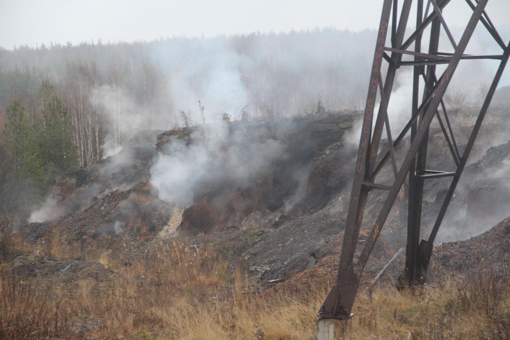 Свалка опила в Красноглинном продолжает тлеть. Фото: Анна Куприянова, "Глобус"
