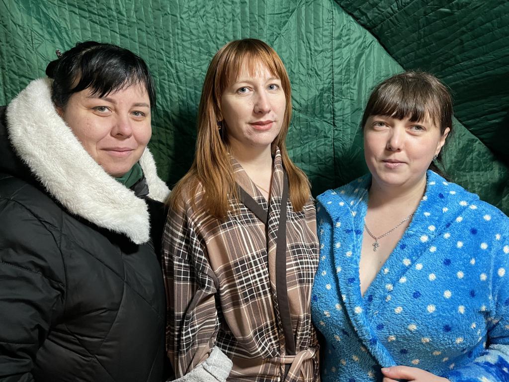 Ольга (в центре) и ее подруга Людмила (справа) окунаются в Крещение не первый год. Фото: Анна Куприянова, "Глобус"