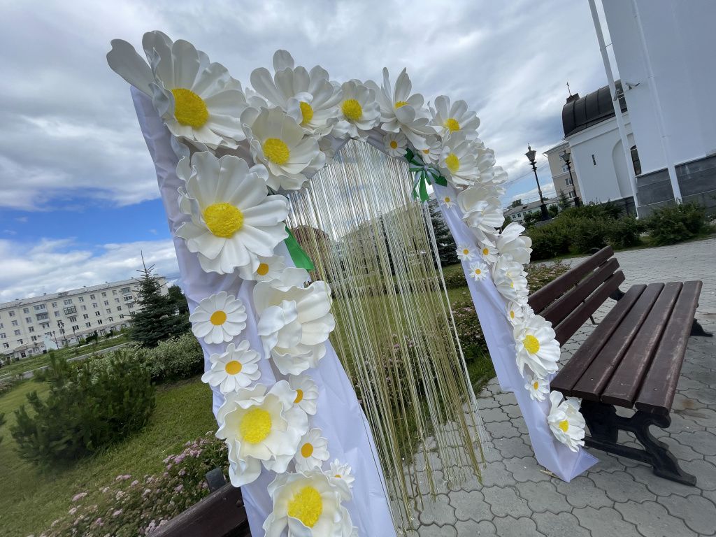 Фотозона установлена у скамеек, рядом со входом в храм. Фото: Анна Куприянова, "Глобус"