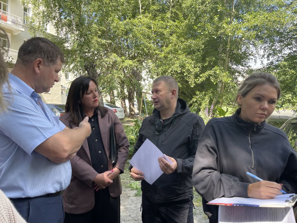 Перед началом работы эксперты утонили некоторые детали у представителей администрации города. Фото: Анна Куприянова, "Глобус"