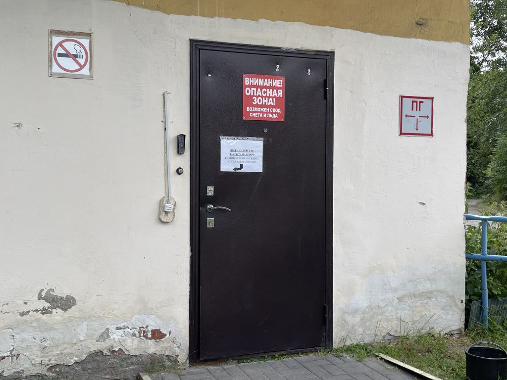 Пока дверь не отремонтирована. Людей просят читать объявление. Фото: Анна Куприянова, "Глобус"
