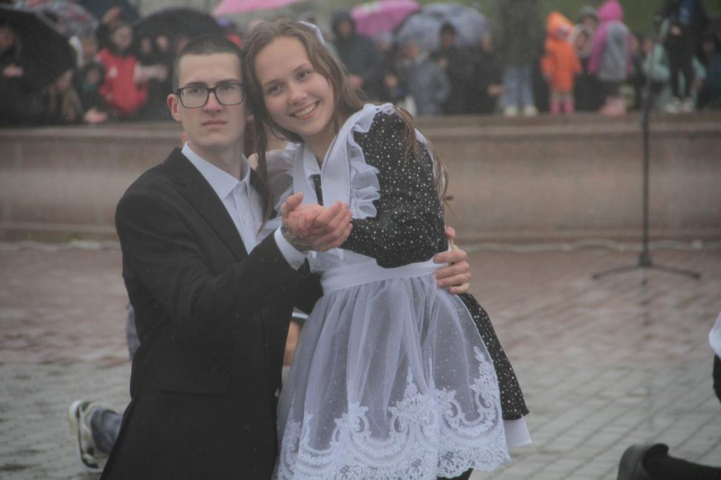 Выпускники школы №14 станцевали вальс на площади. Фото: Константин Бобылев, "Глобус"