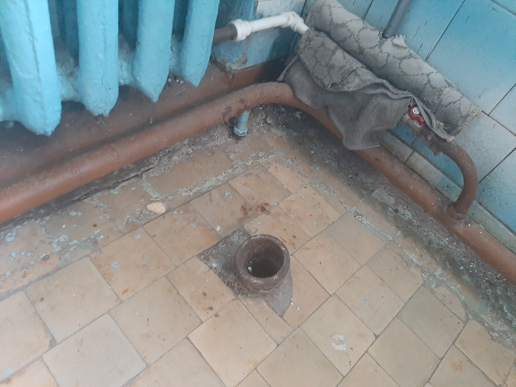 Остаток канализационной трубы. Фото: Мария Чекарова, "Глобус"