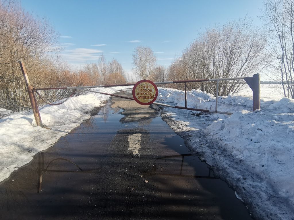 Въезд на территорию серовского аэропорта. Фото: Константин Бобылев, "Глобус"