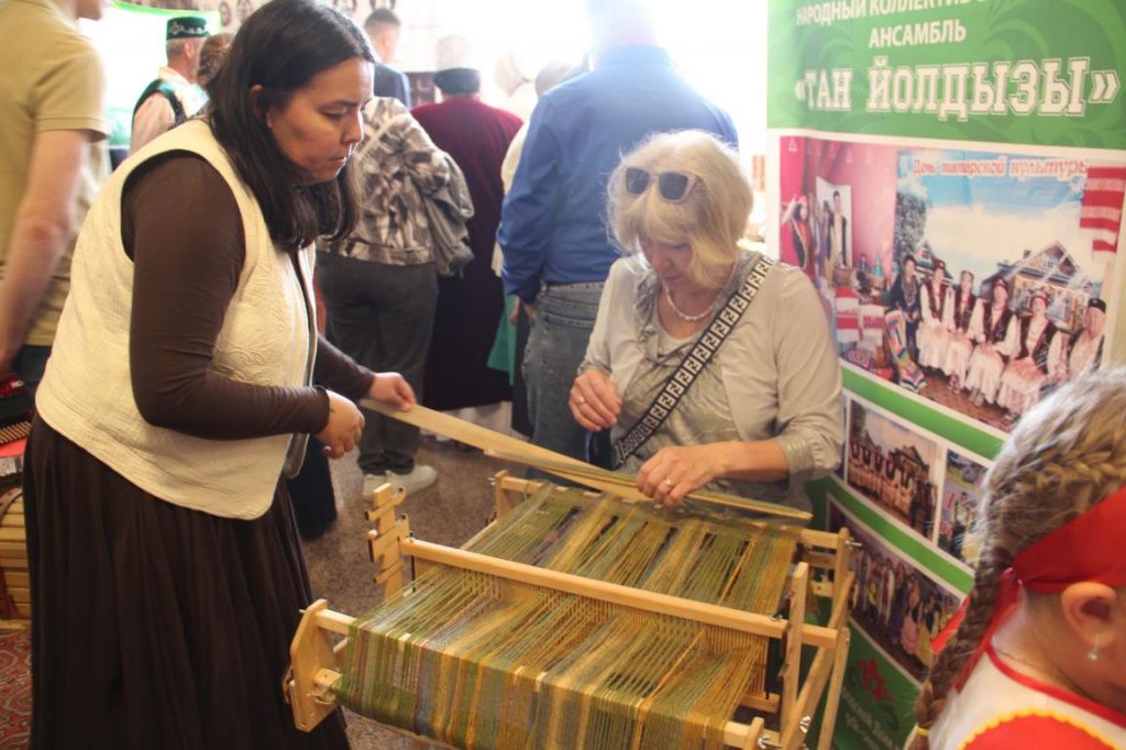 Анжела Матеренко учила серовчан ткацкому искусству. Фото: Анна Куприянова, "Глобус"