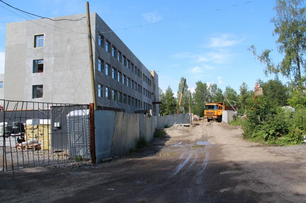 На стройплощадке работает техника, идет выемка грунта. Фото: Анна Куприянова, "Глобус"