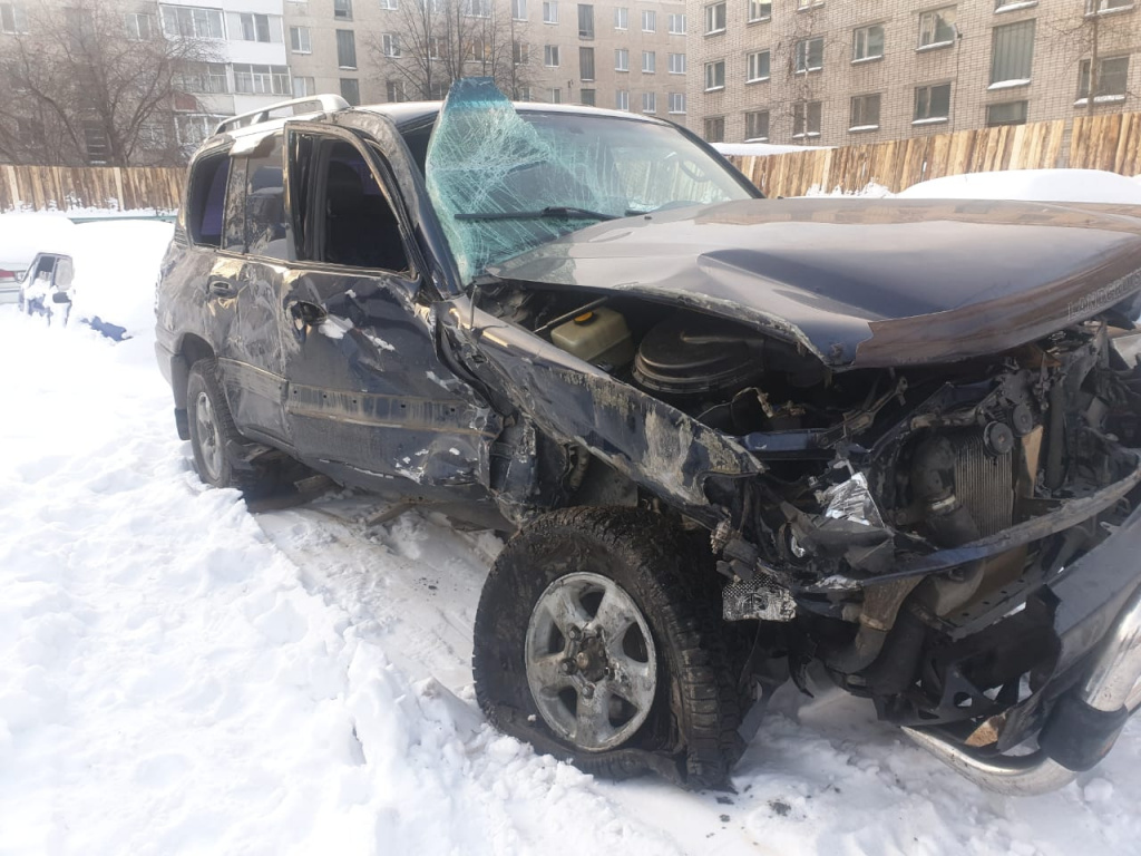Повреждения автомобиля Toyota Land Cruiser. Фото предоставлено Ильей Князевым