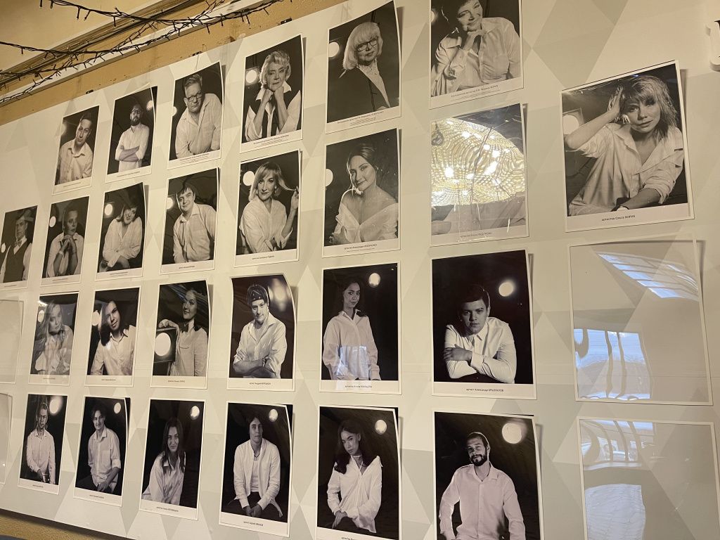 Семь ушедших актеров заменили молодые артисты. Их фотографии размещены на стенде. Фото: Анна Куприянова, "Глобус"