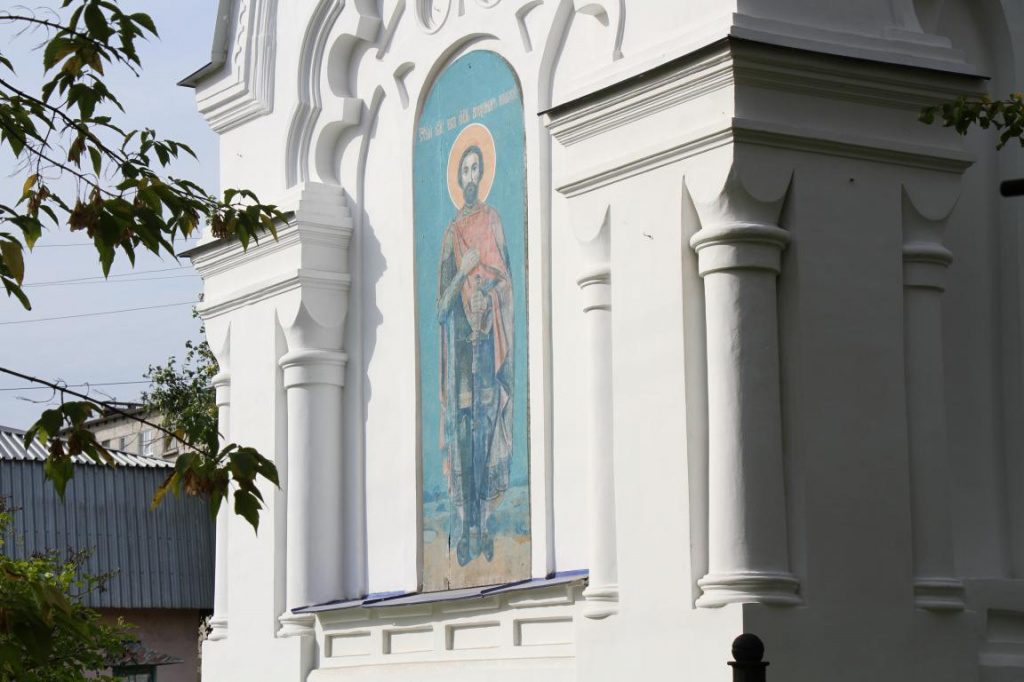 Сегодня фреска закрыта щитом с изображенеим Александра Невского. Фото: Константин Бобылев, "Глобус"