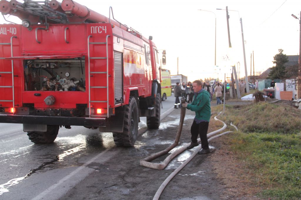 Люди помогали раскладывать пожарные рукава. Фото: Анна Куприянова, "Глобус"