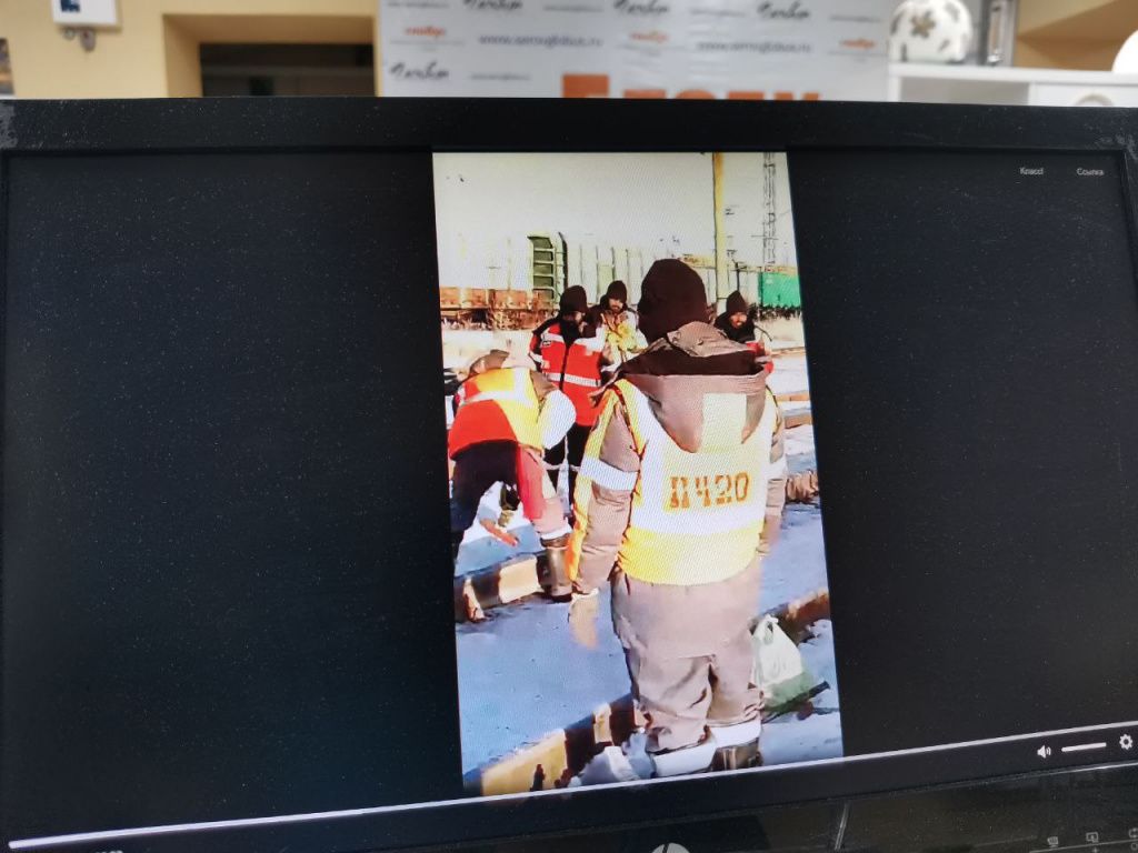 Читатели пересылают видеозаписи с работники и сообщают, что индусы трудятся в ПЧ-20. Фото: Константин Бобылев, "Глобус"