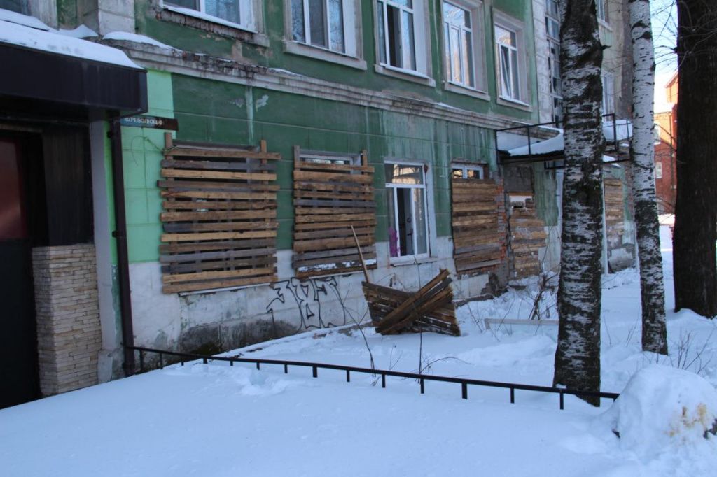 Татьяна Борисова отметила, что окна неоднократно забивали досками, но этого хватает ненадолго. Фото: Анна Куприянова, "Глобус"