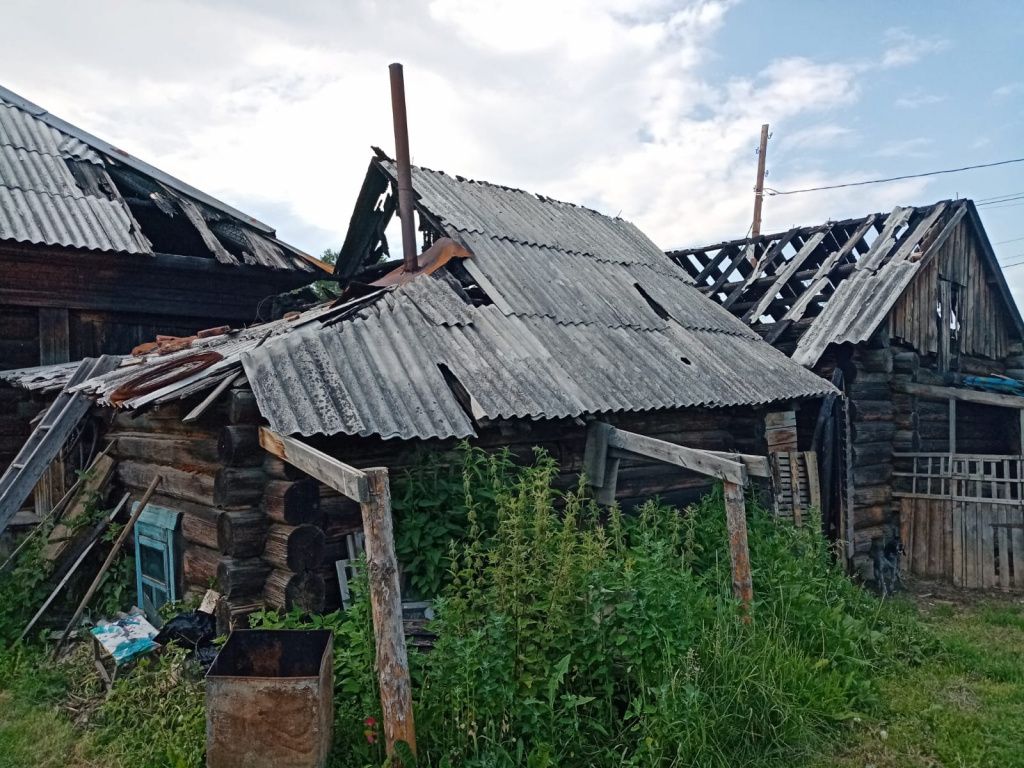 Нея жилье. Крыши домов фото. Крыша сарая. Пожар в сарае. Дом из женщин.