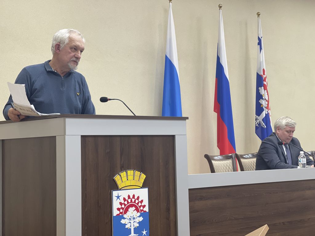 Правом открытого микрофона воспользовался единственный житель города Сергей Азаров. Фото: Анна Куприянова. "Глобус"