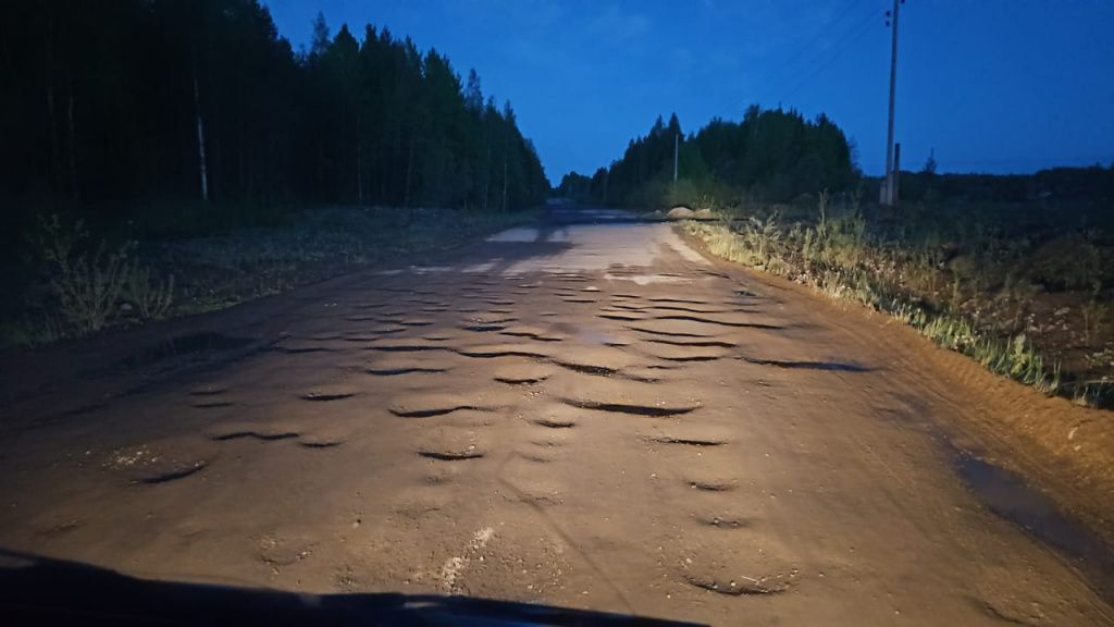 Серовский хлебозавод отказывается ездить по такой дороге. Фото: Надежда Павлова Серовский хледозавод отказывается ездить по такой дороге. Фото: Надежда Павлова