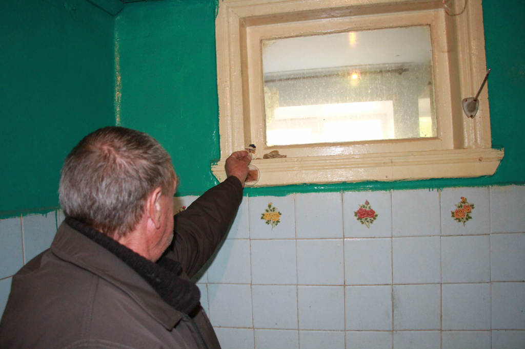 У окна в ванной торчит провод. на него рабочие тоже не обратили внимания. Фото: Константин Бобылев, "Глобус"