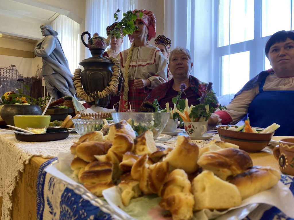 Русский самовар, бублики, каравай и отварная картошка украшали русское подворье. Фото: Анна Куприянова, "Глобус"