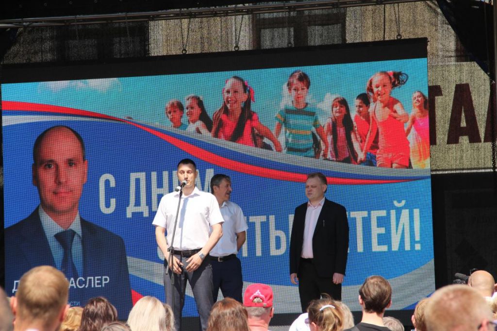 С праздником серовчан поздравили Альберт Шаймуратов (слева), Дмитрий Егоров и Виталий Кордюков. Фото: Анна Куприянова, "Глобус"