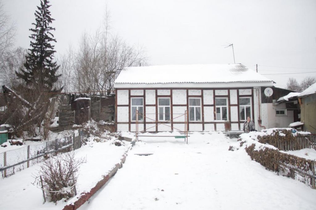 Вторая половина дома сгорела четверть века назад. Фото: Константин Бобылев, "Глобус"