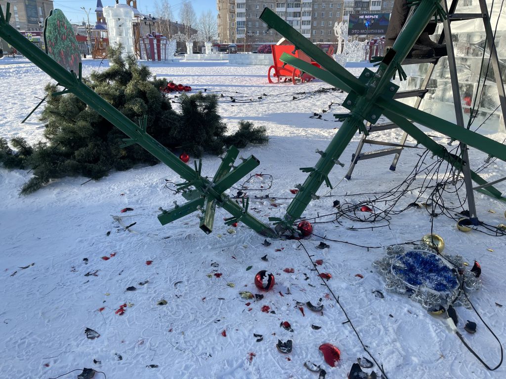 От падения часть конструкции погнулась. Фото: Анна Куприянова, "Глобус"