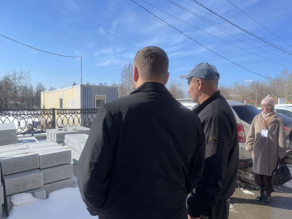 Выездное совещание продолжилось у Дворца культуры металлургов. Фото: Анна Куприянова, "Глобус"