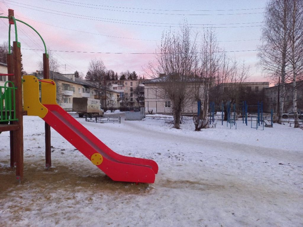 Жители Вятчино обратили внимание на горку. По мнению взрослых, она поставлена неправильно. Фото предоставил Сергей Азаров