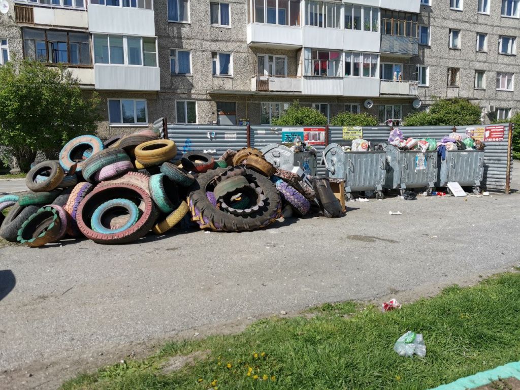 Так выглядела контейнерная площадка во дворе дома №10 по улице Фуфачева 5 июня. Фото: Константин Бобылев, "Глобус"