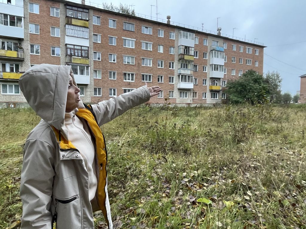 Наталья Игнатович вспоминает, как дети четверть века назад гуляли между двумя домами. Сейчас тут пустырь. Фото: Анна Куприянова, "Глобус"