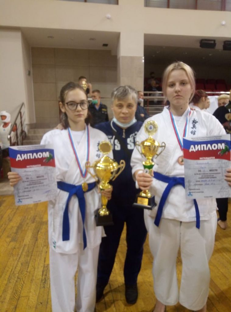 Алена Порецкова (1 место) и Дарья Саламатова (3 место). Фото С. Ю. Морозовой