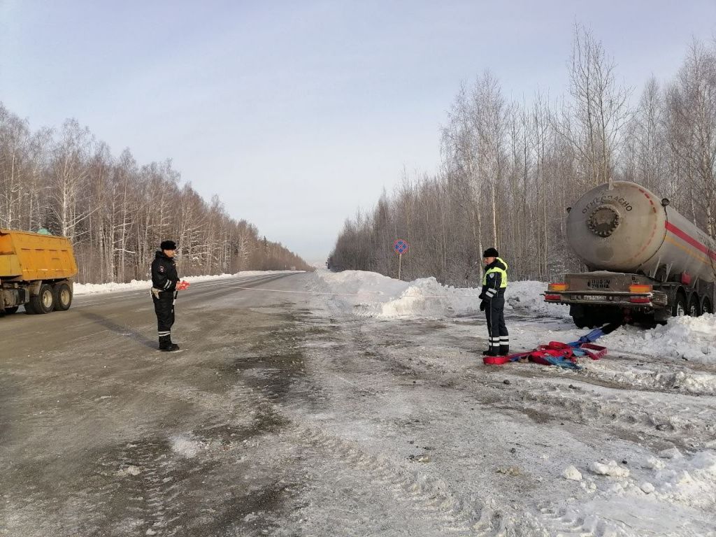 Из-за ДТП пришлось временно перекрывать трассу. Фото: Госавтоинспекция Свердловской области