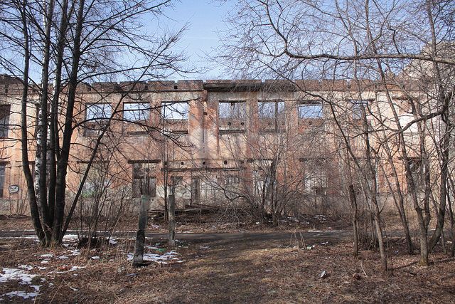 Руины главного корпуса больницы до сноса. Фото: Константин Бобылев, архив "Глобуса"