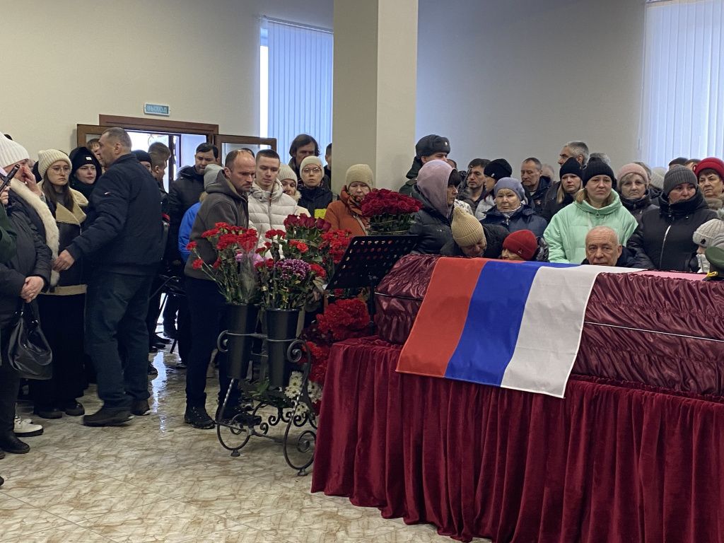 Проститься с погибшим Юрием Матафоновым пришло несколько десятков человек. Фото: Анна Куприянова, "Глобус"