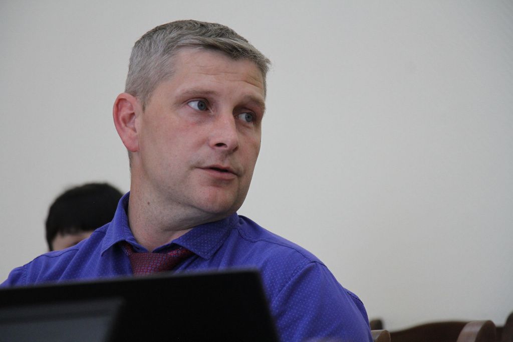 Депутат Григорий Олюнин считает, что ответственность за совершенные подростками преступления должны нести не только родители, но и учителя. Фото: Константин Бобылев, "Глобус" Депутат Григорий Олюнин считает, что ответственность за совершенные подростками преступления должны нести не только родители, но и учителя. Фото: Константин Бобылев, "Глобус"