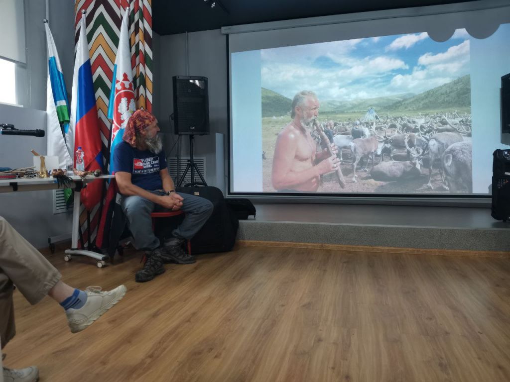 Александр показал пришедшим фотографи из поездок по России и миру. Фото: Константин Бобылев, "Глобус"